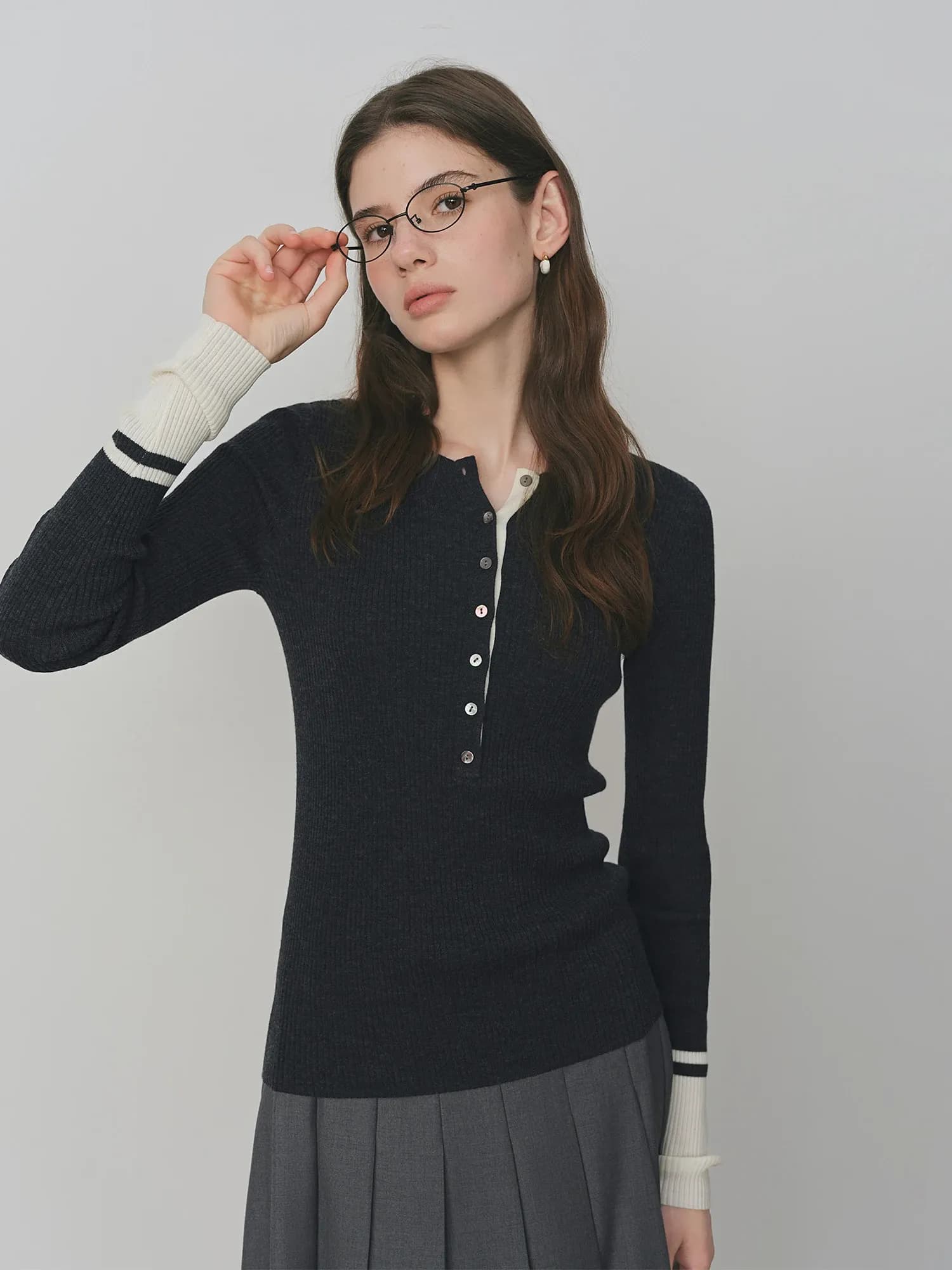 Pull en laine fine à col Henry contrasté