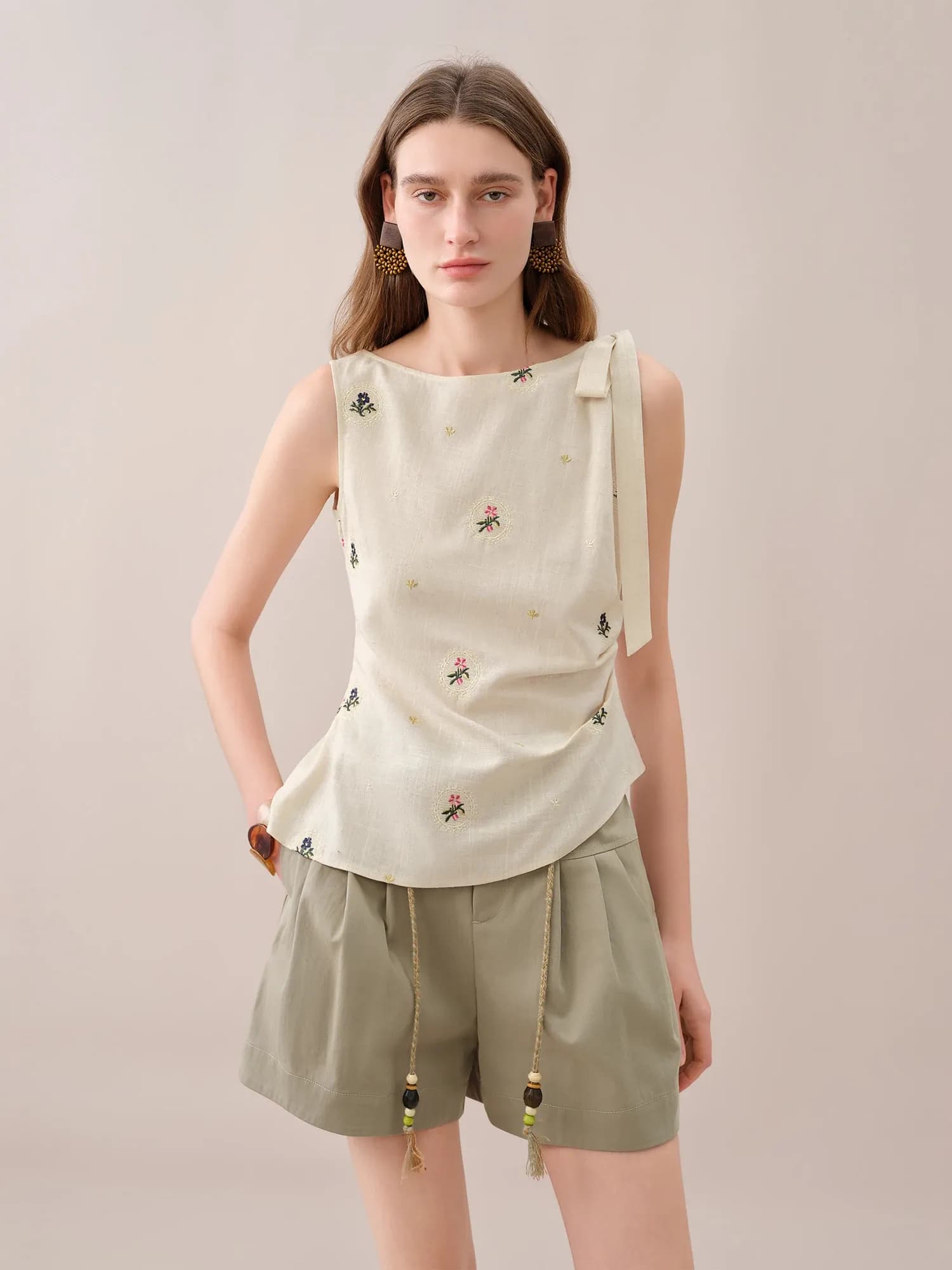 Ensemble estival brodé haut sans manches et jupe tulipe