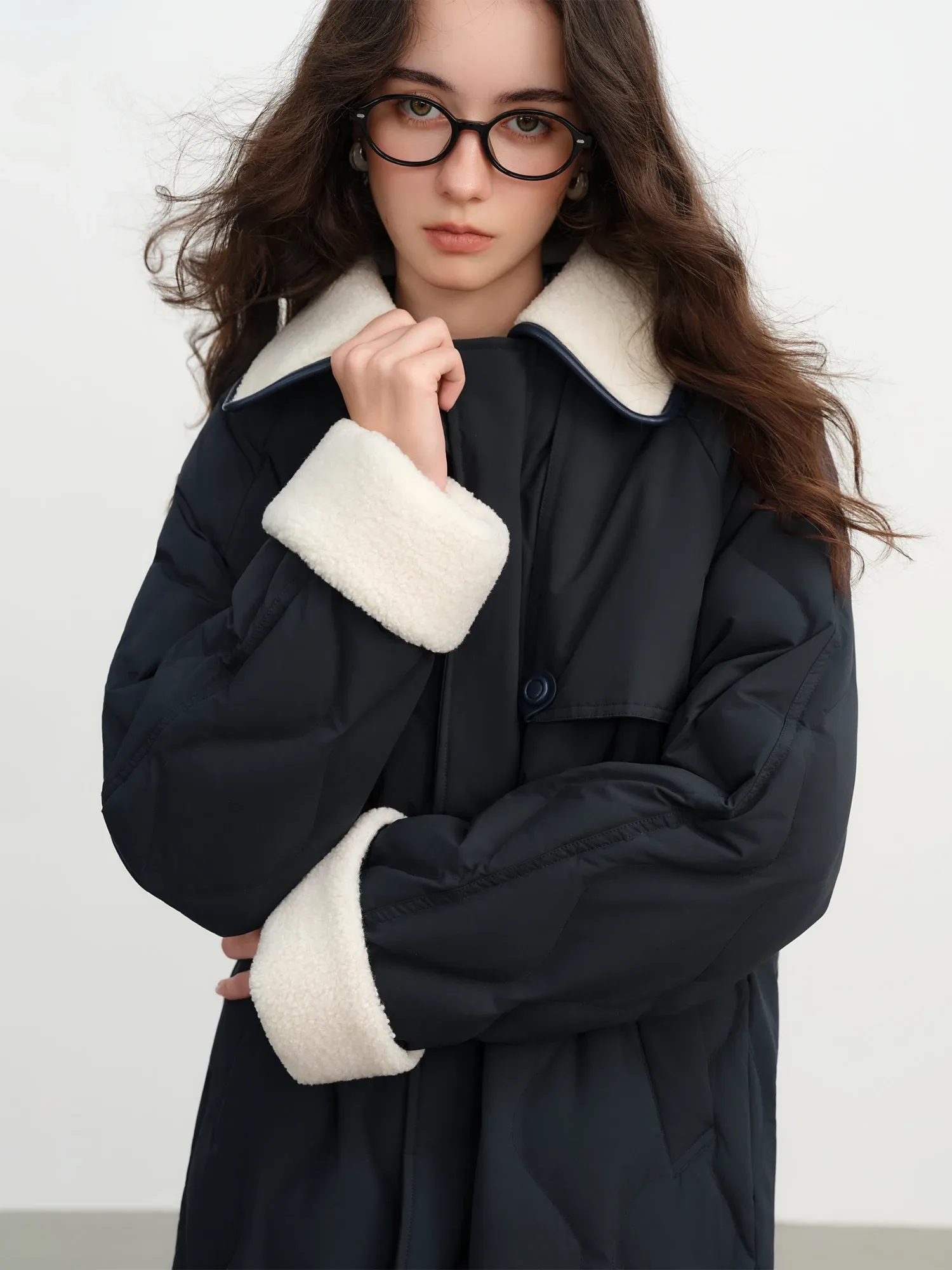 Doudoune mi-longue en duvet blanc à col fourrure