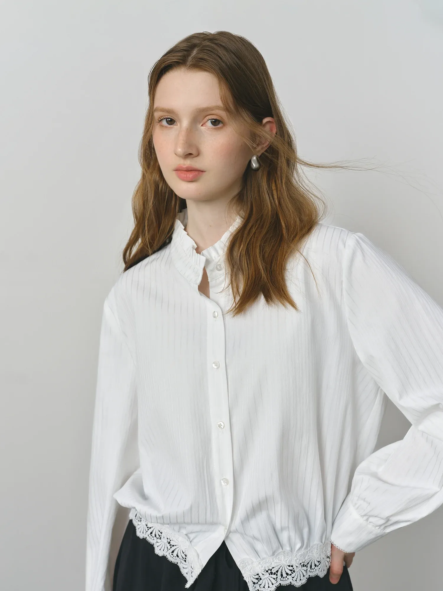 Chemise blanche en dentelle à col montant pour femme