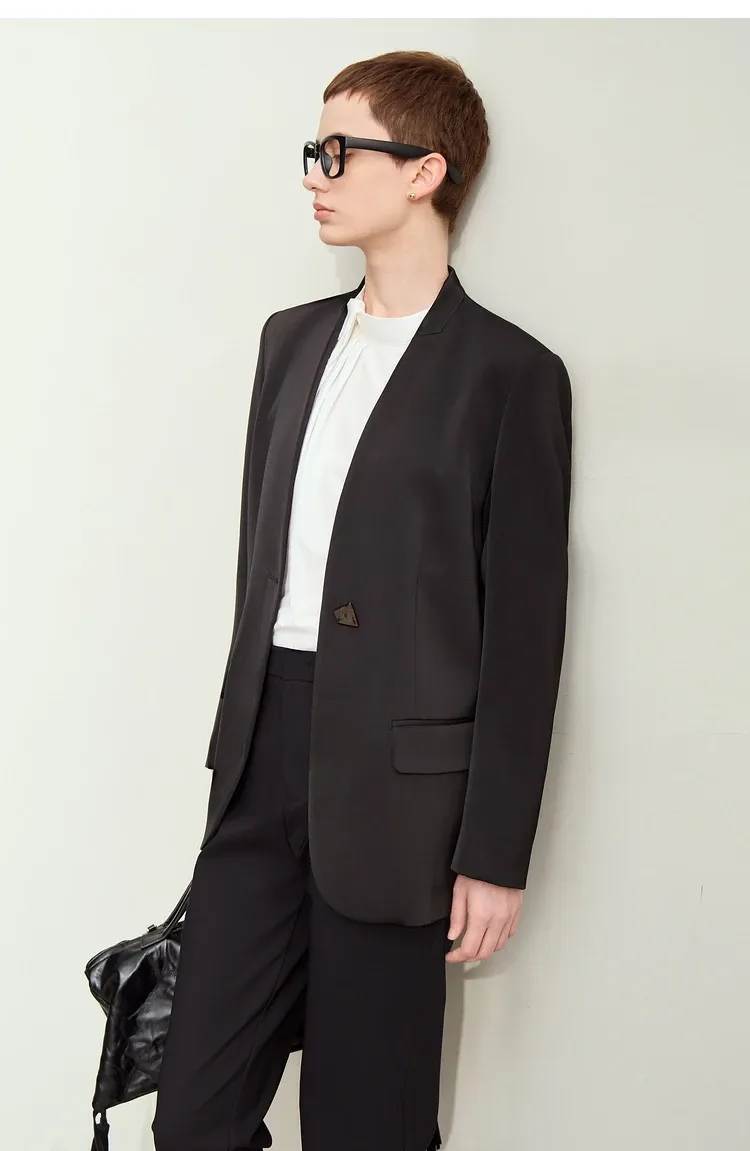 Blazer satiné minimaliste AMII à col V pour femme