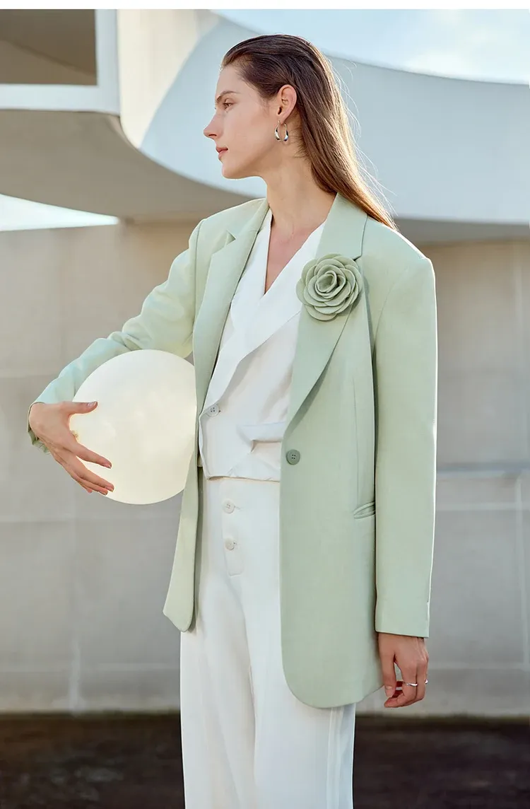 Blazer long AMII à col cranté et broche camélia amovible