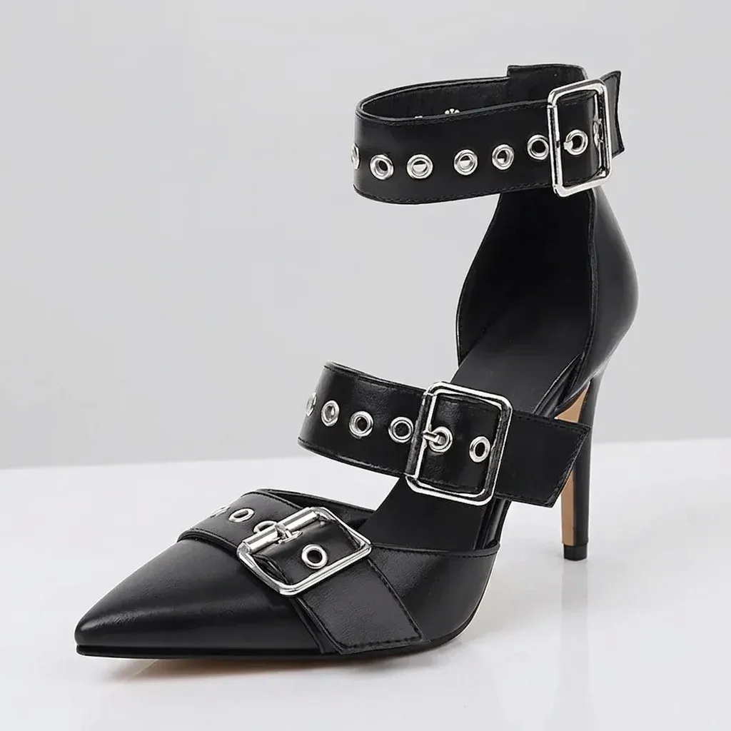 Escarpin gothique noir à rivets