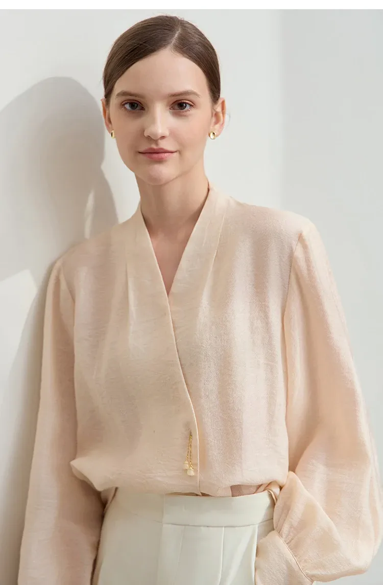 Chemisier fluide AMII en chiffon à col V et manches lanternes