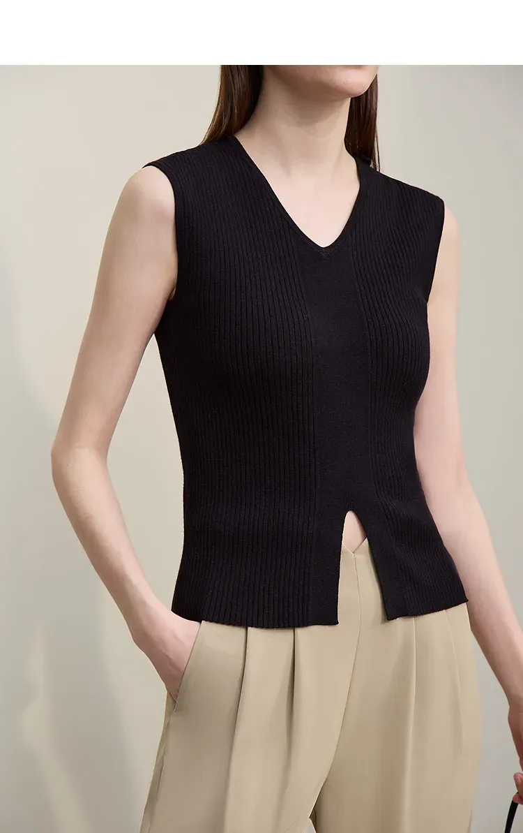 Pull sans manches AMII à col V et fente, maille slim pour femme