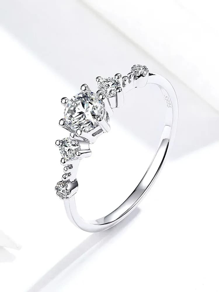 Bague fine en argent 925 à cinq zircons ronds