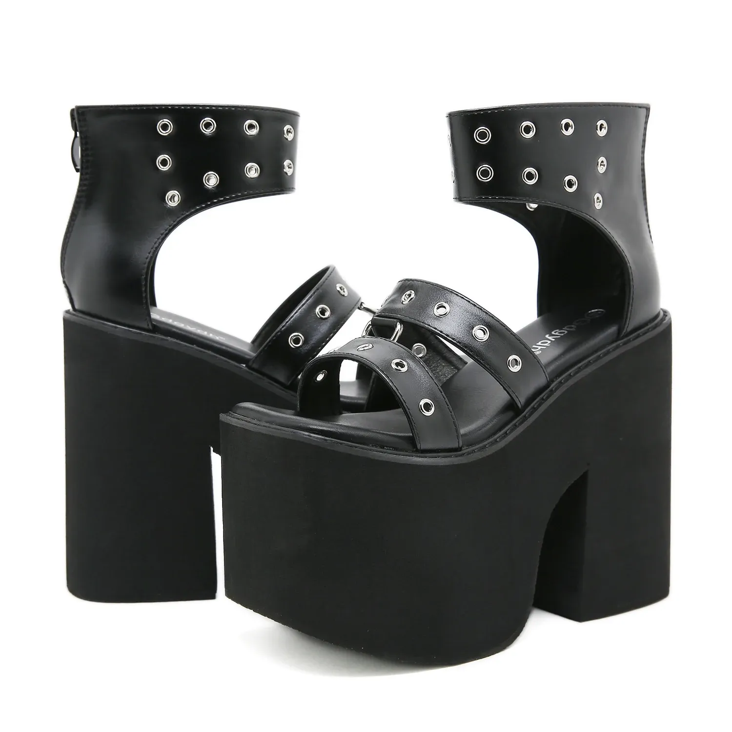 Sandales gothiques à brides et rivets Gdgydh