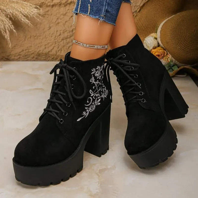 Bottines gothiques à fleurs et plateforme pour femme