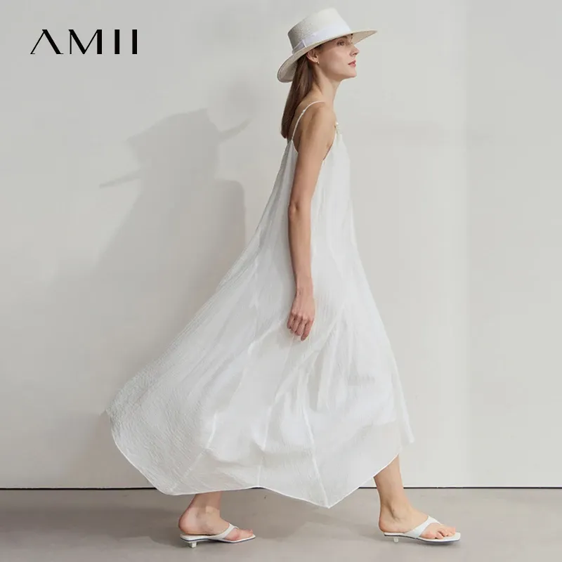 Robe longue AMII texturée à col V et fines bretelles