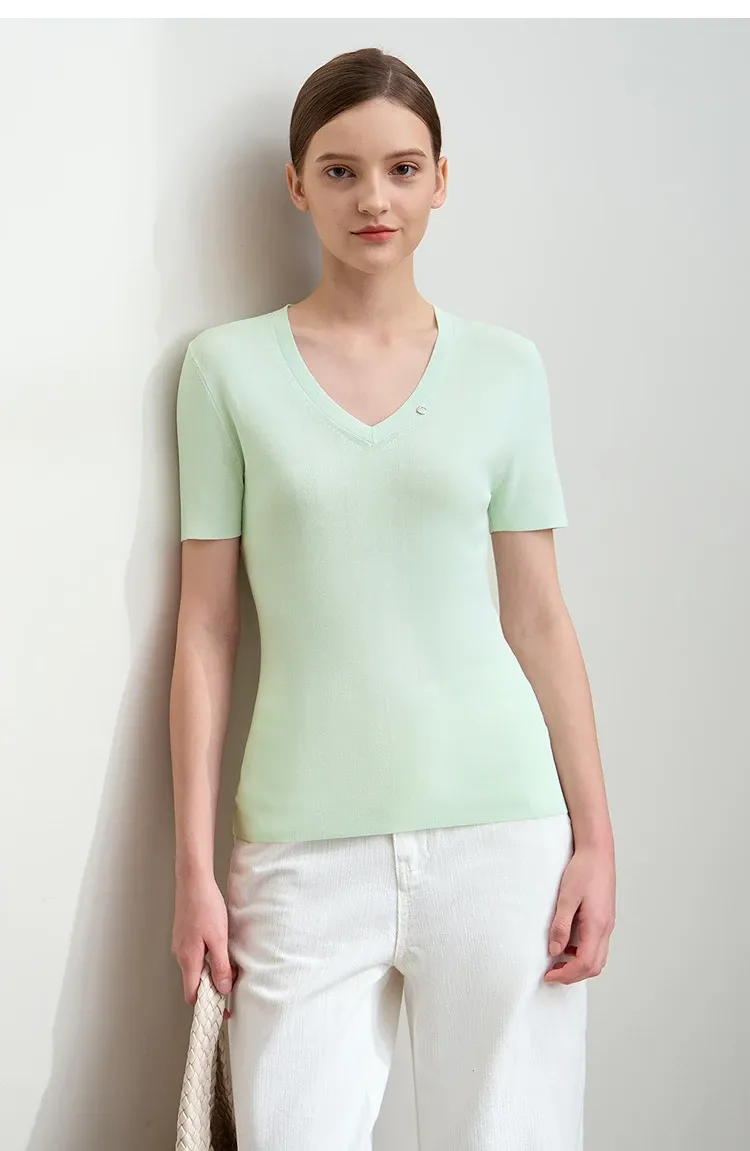 Pull fin AMII à col V et épaules dégagées pour femme