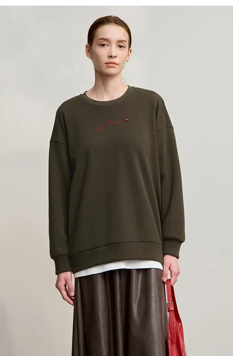 Sweat femme AMII en maille épaisse brodée, coupe ample hiver 2025
