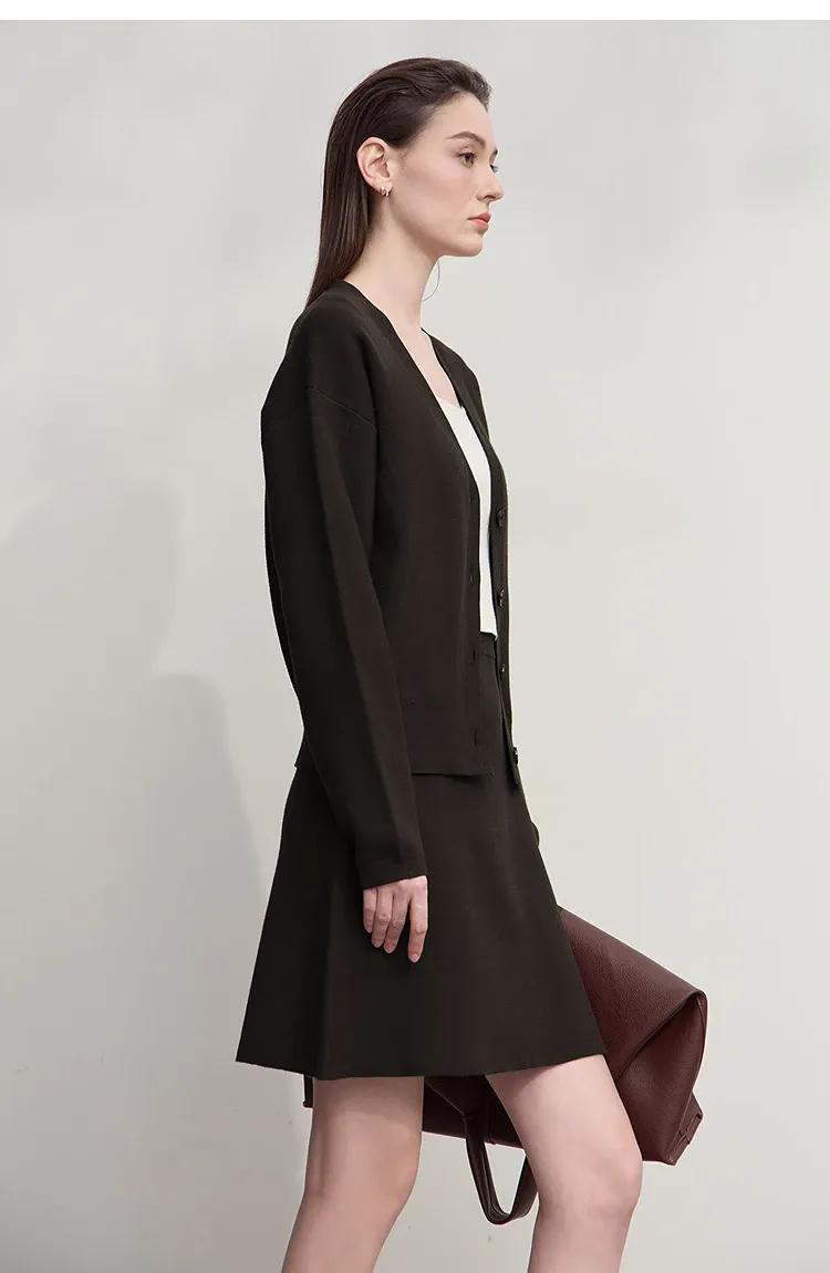 Ensemble cardigan et mini-jupe AMII en maille col V