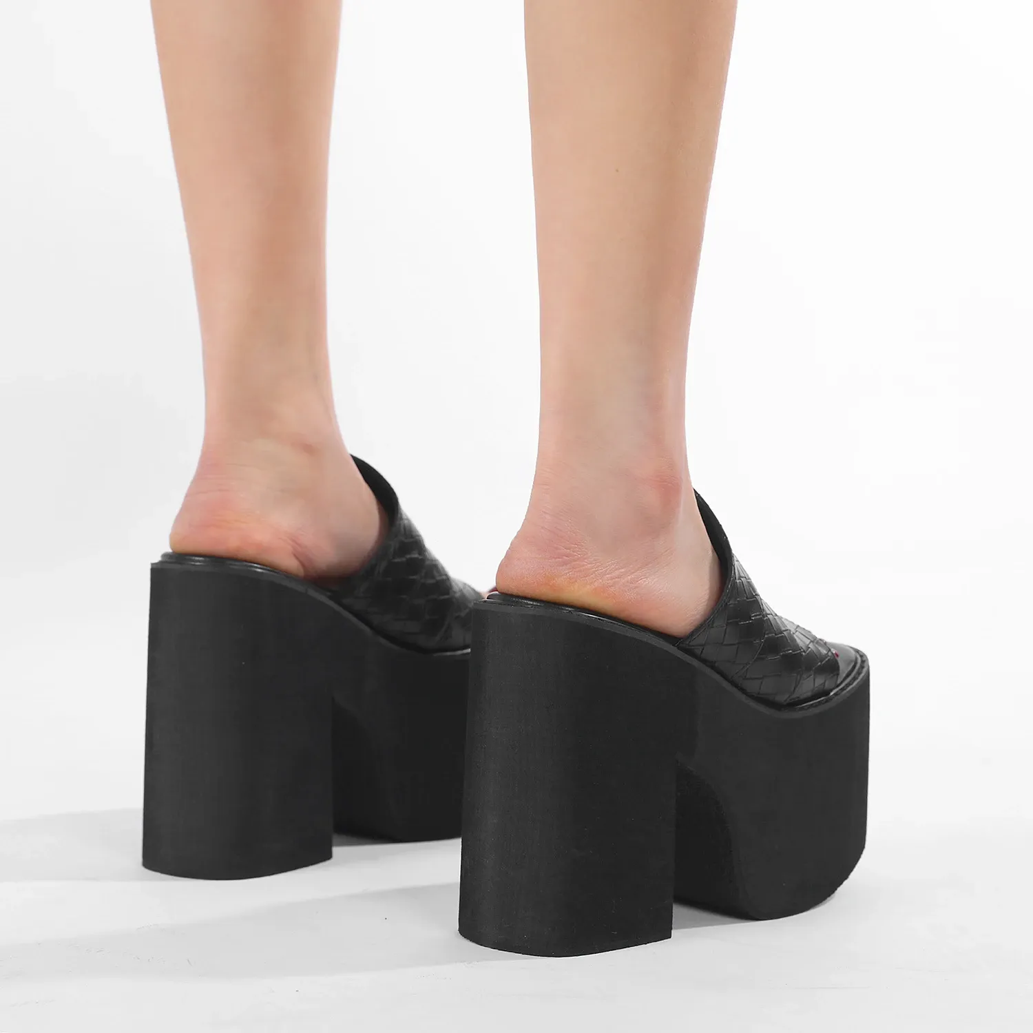 Sandales compensées noires à brides et plateforme Gdgydh