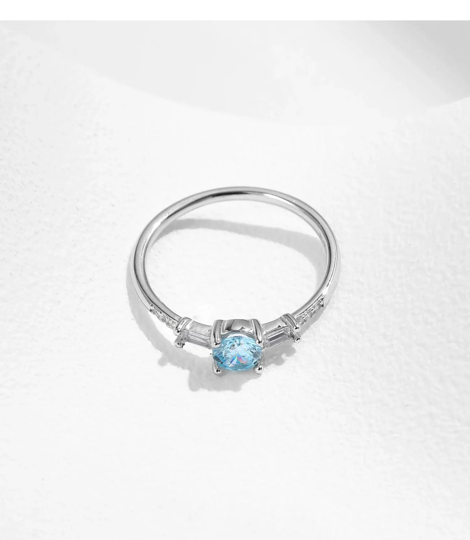 Bague fine ronde en argent 925 et zircon bleu clair MODIAN