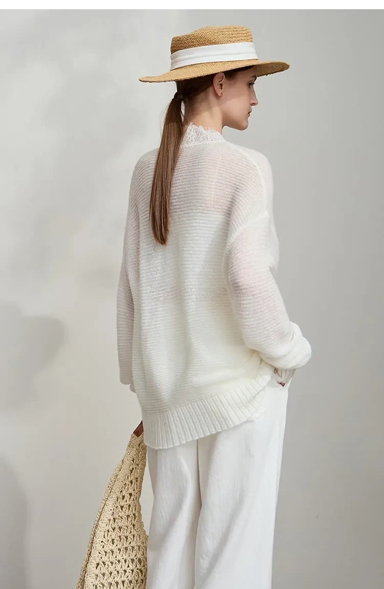 Pull en maille légère AMII à dentelle et col V