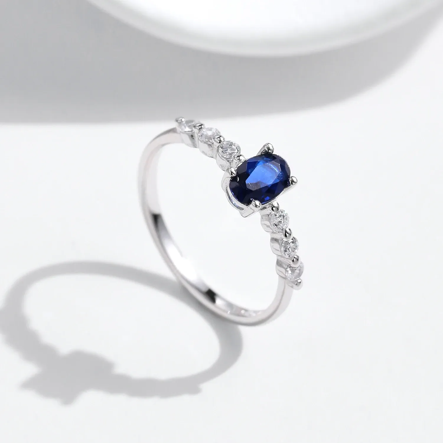 Bague cocktail ovale en argent 925 et zircon bleu MODIAN