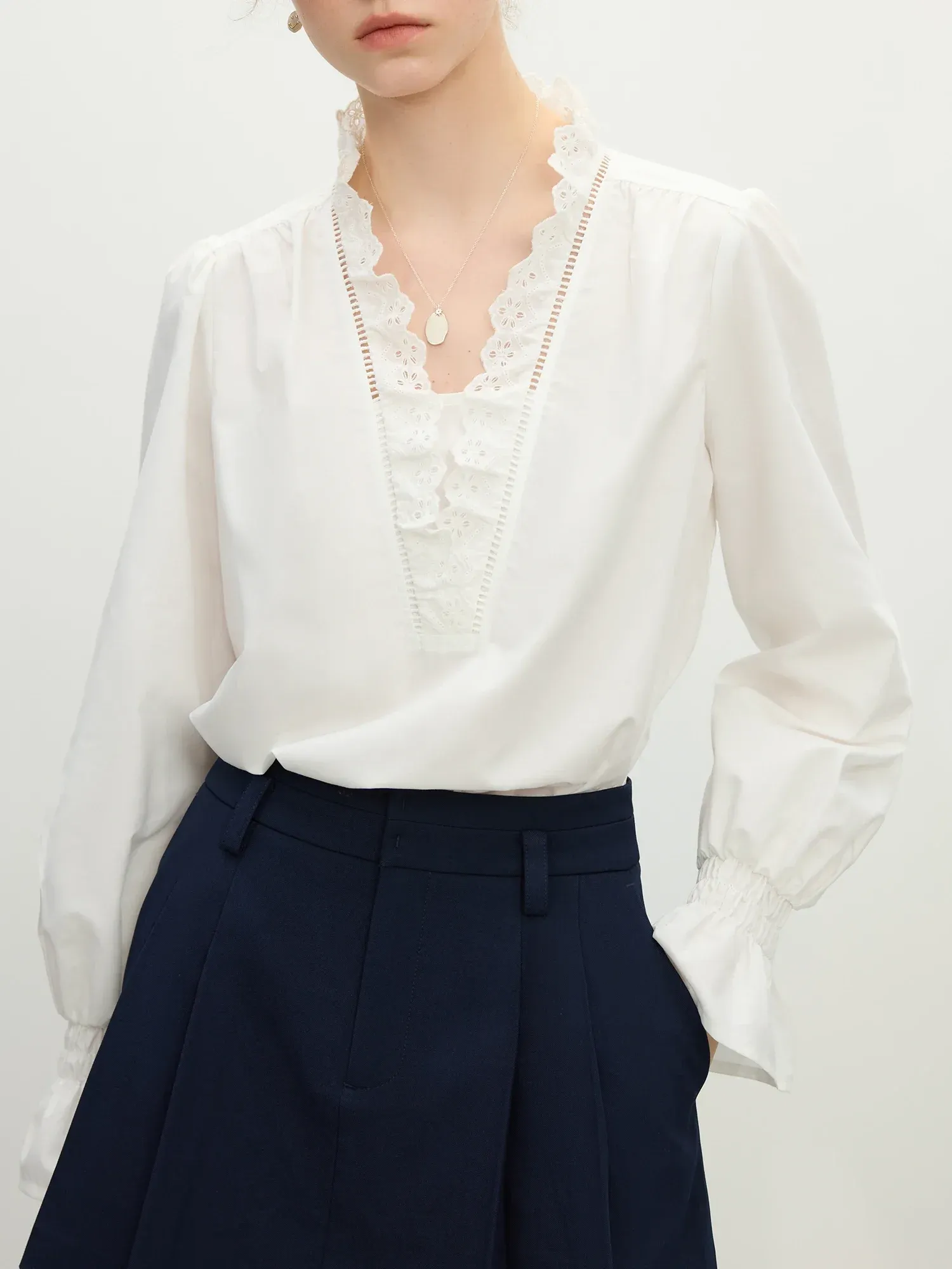 Blouse en dentelle française à col V et manches évasées