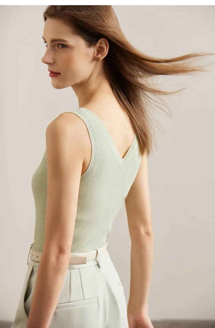 Débardeur en maille col V AMII, coupe minimaliste d’été