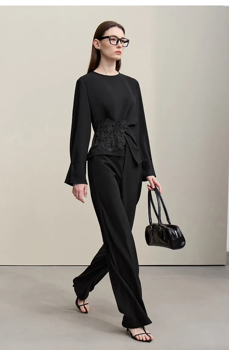 Blouse AMII en mousseline à col rond et dentelle, coupe ample