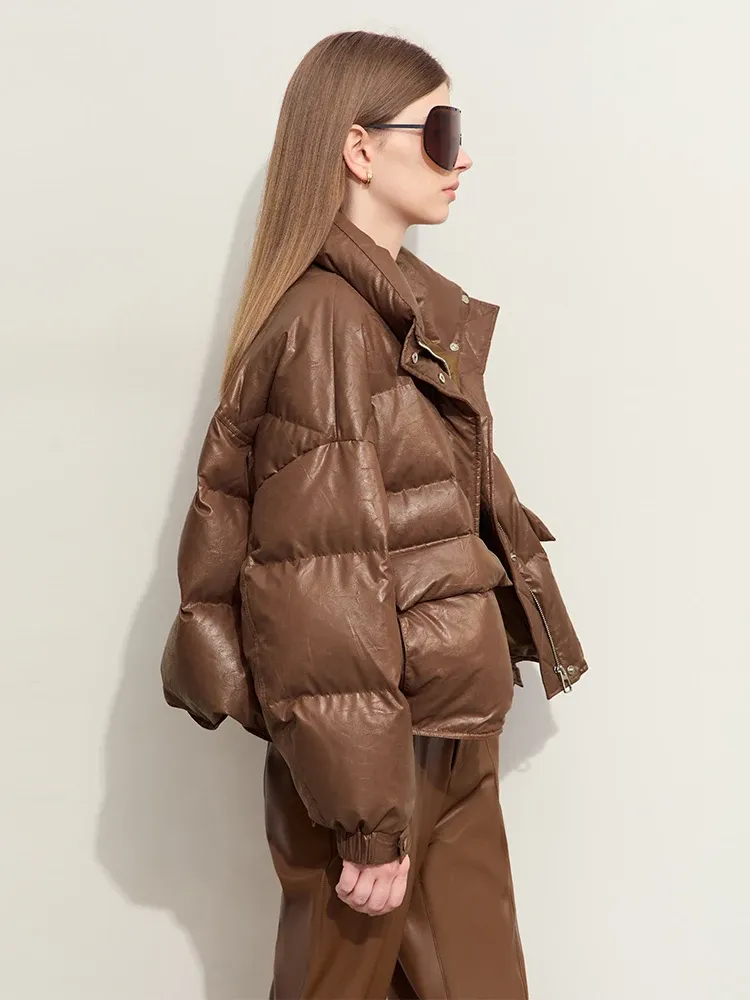 Doudoune minimaliste AMII en duvet de canard, col montant et finition effet cuir