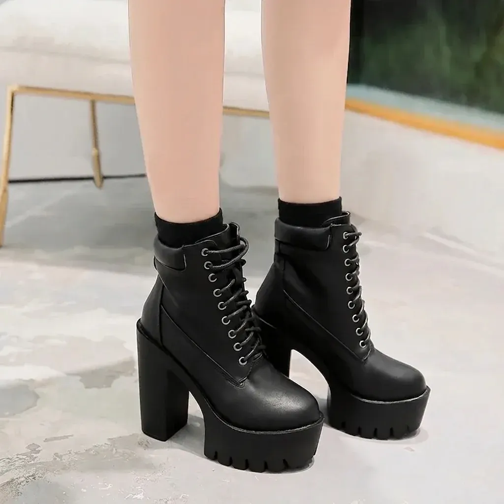 Bottes noires à plateforme et lacets
